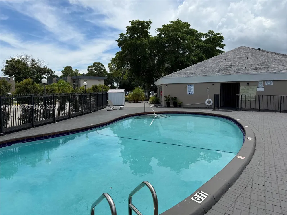 8000 Fairview Dr #202 Tamarac, FL 33321