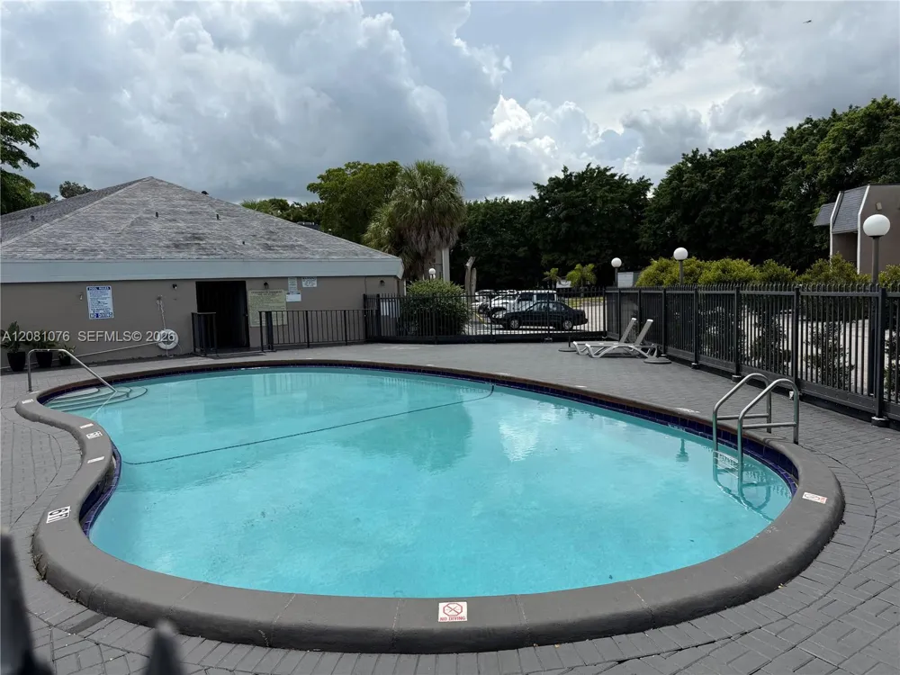 8000 Fairview Dr #202 Tamarac, FL 33321