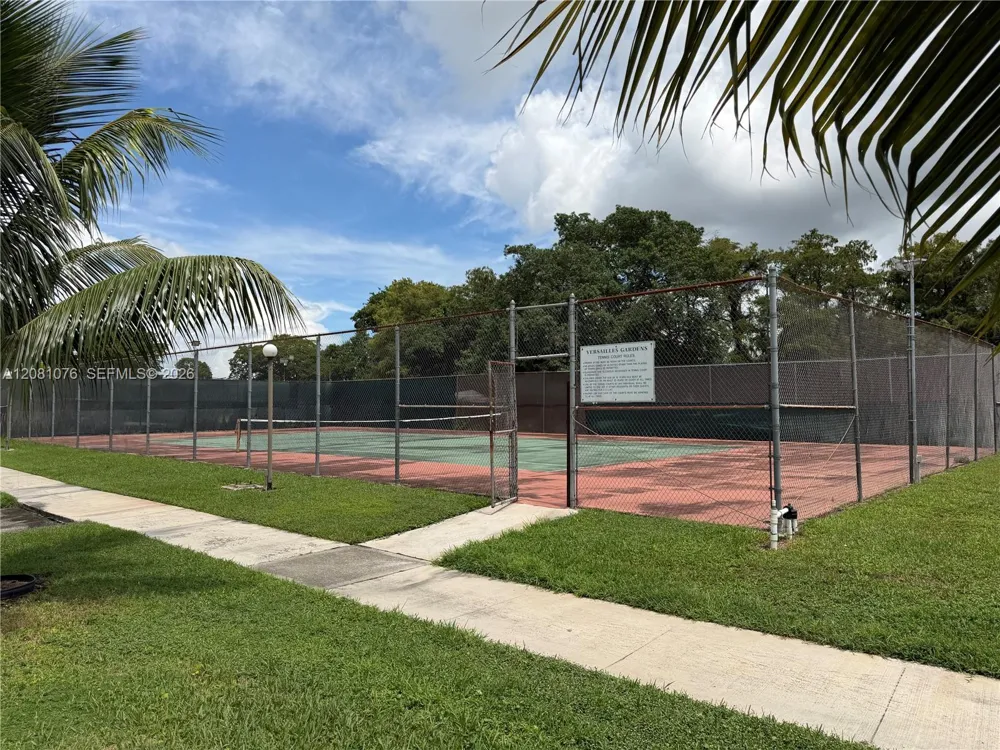 8000 Fairview Dr #202 Tamarac, FL 33321