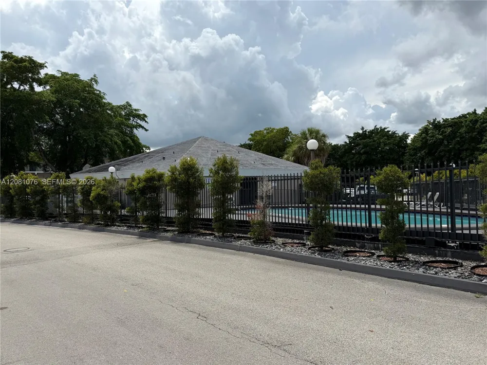8000 Fairview Dr #202 Tamarac, FL 33321