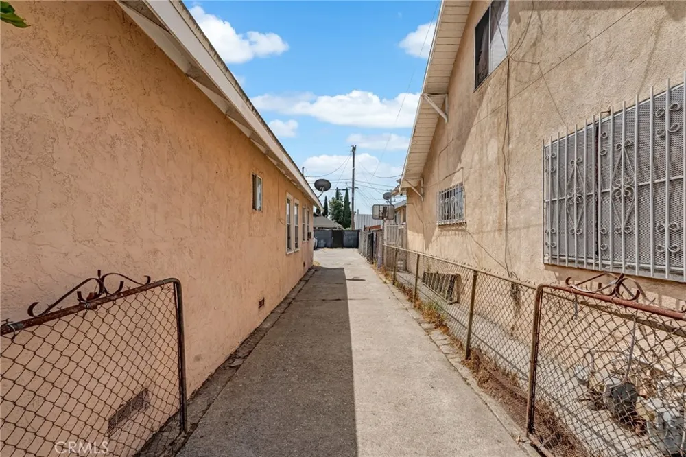 1302 E 48th Los Angeles, CA 90011