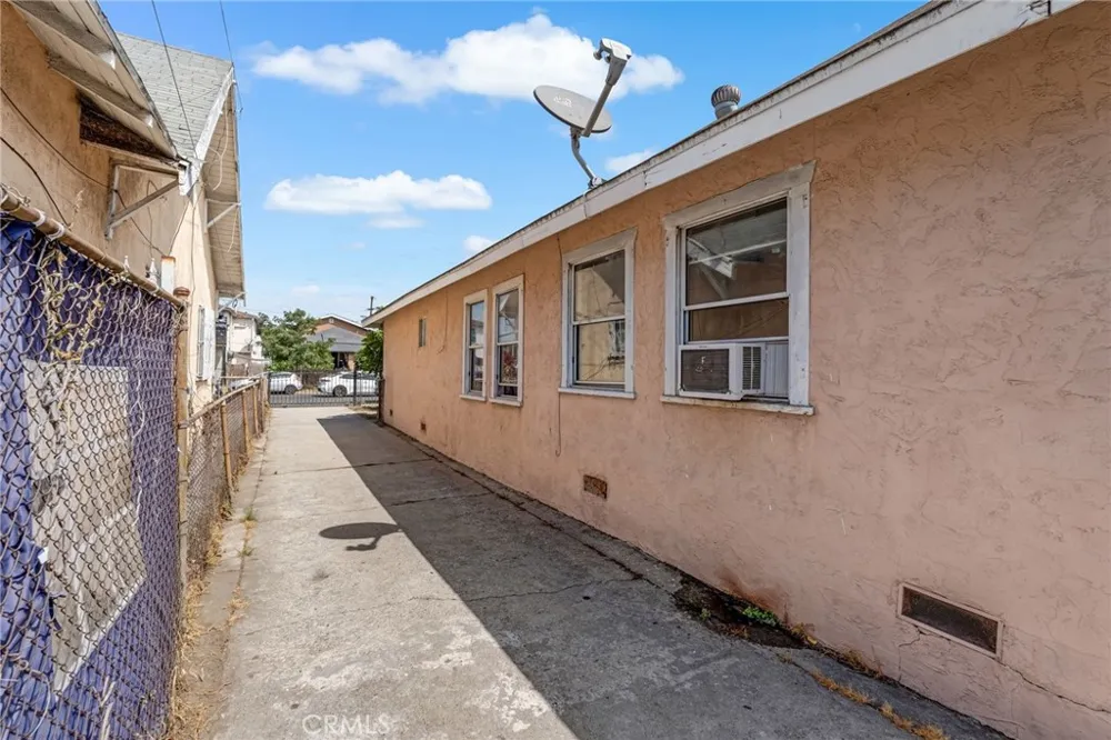 1302 E 48th Los Angeles, CA 90011