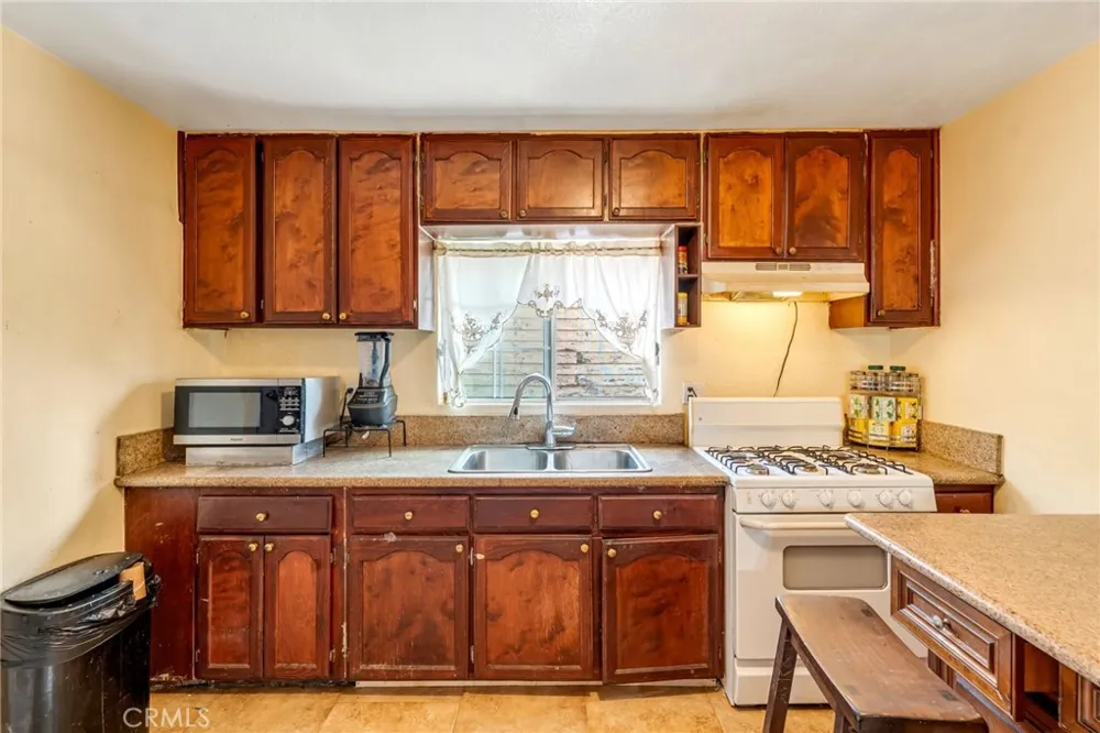 1302 E 48th Los Angeles, CA 90011