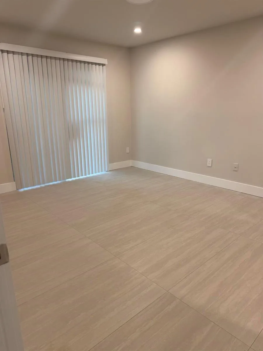 2731 AVENUE S #B Riviera Beach, FL 33404