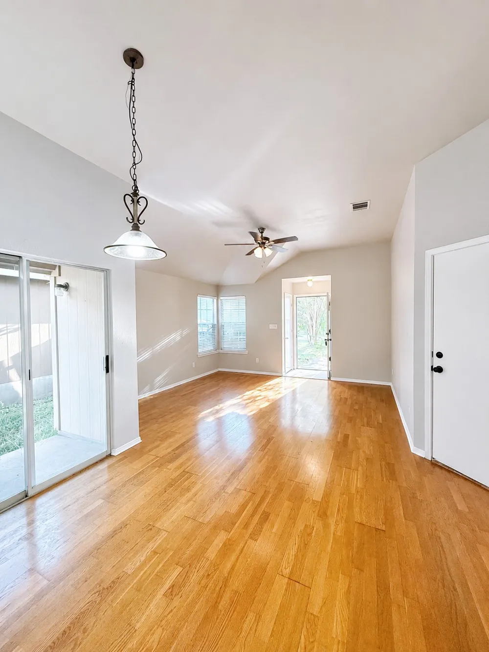 1581 Parkfield Circle Round Rock, TX 78664