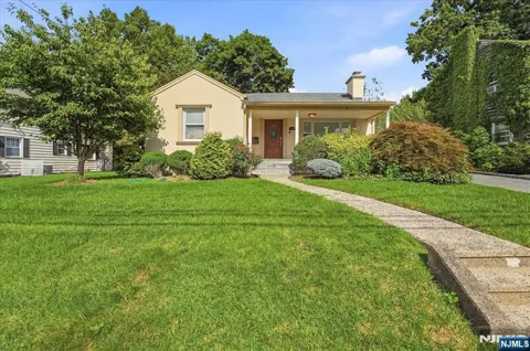 3-27 Kenneth Avenue