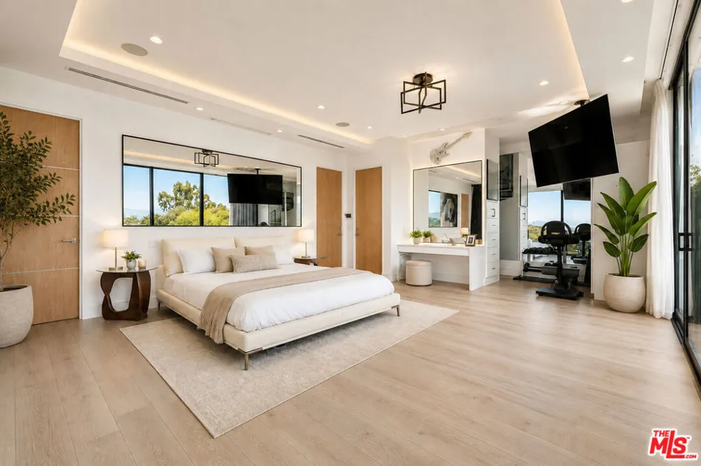 7405 Pyramid Place Los Angeles, CA 90046