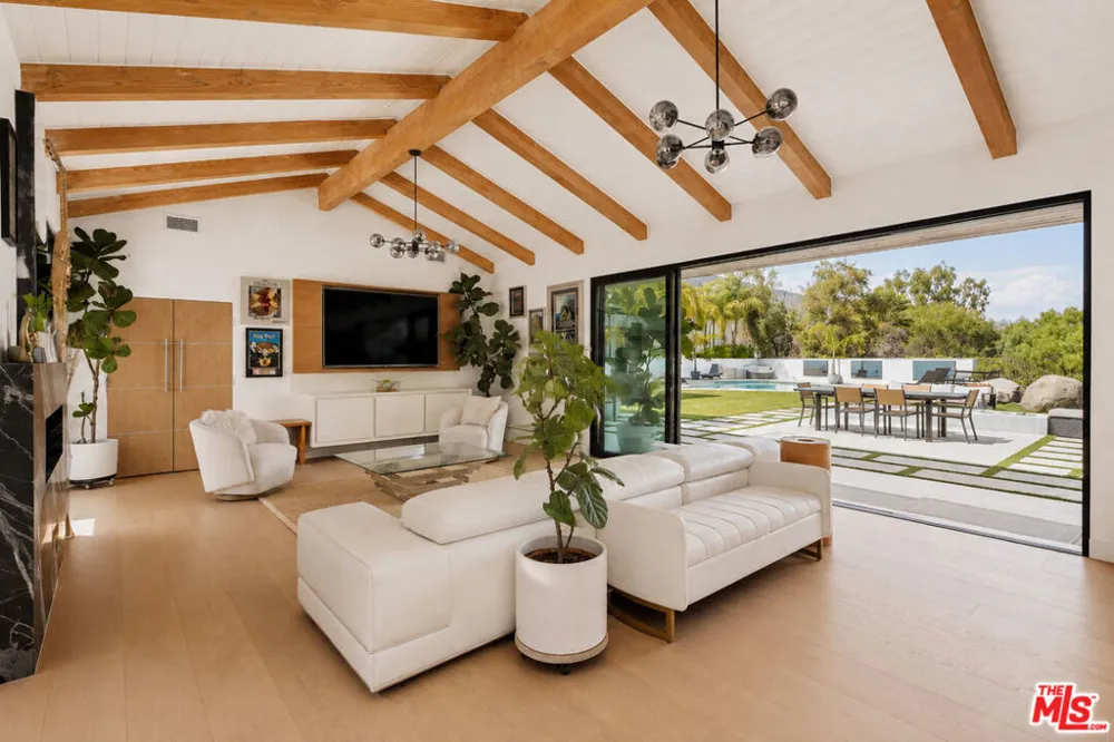 7405 Pyramid Place Los Angeles, CA 90046