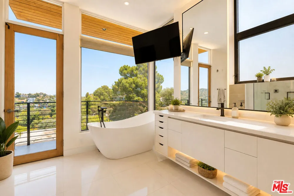 7405 Pyramid Place Los Angeles, CA 90046