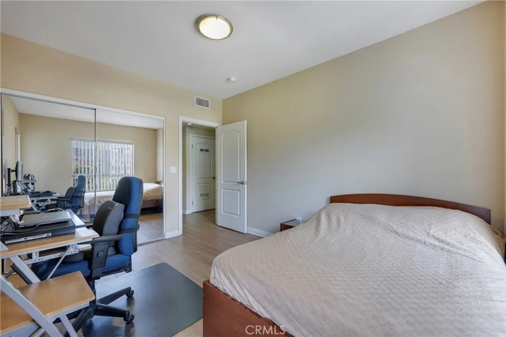 1515 Grismer #202 Burbank, CA 91504