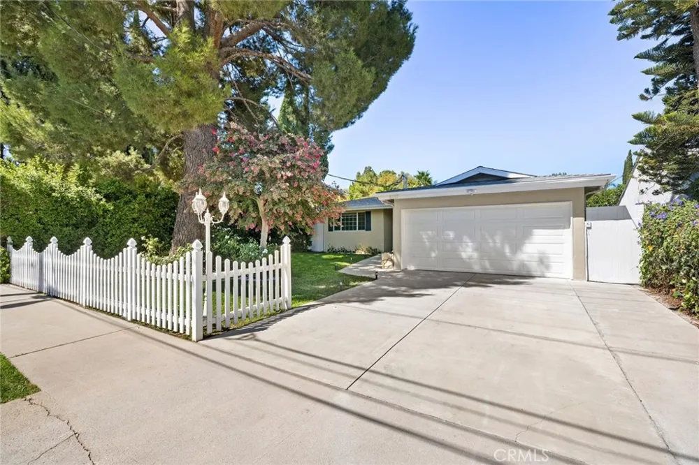 5237 Mecca Tarzana, CA 91356