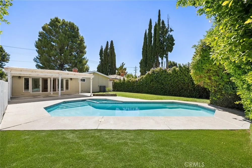 5237 Mecca Tarzana, CA 91356