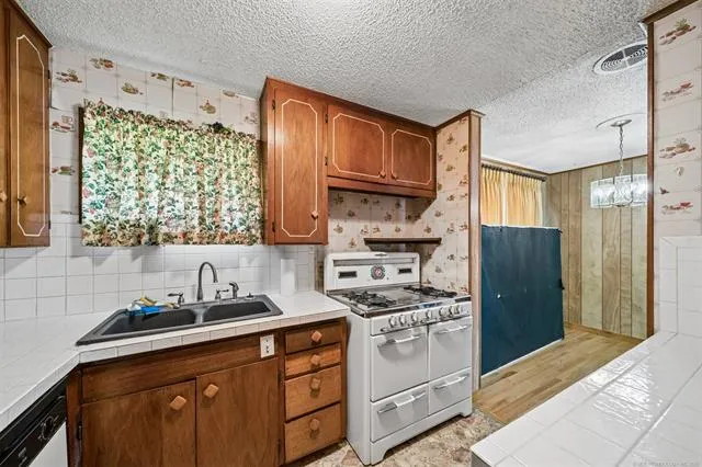 525 44 AVENUE Tulsa, OK 74127
