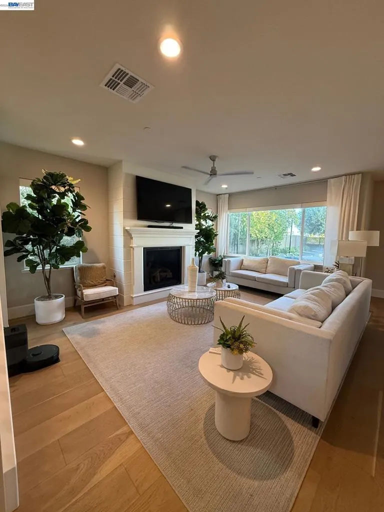 2885 ELLIS TOWN DR Tracy, CA 95337