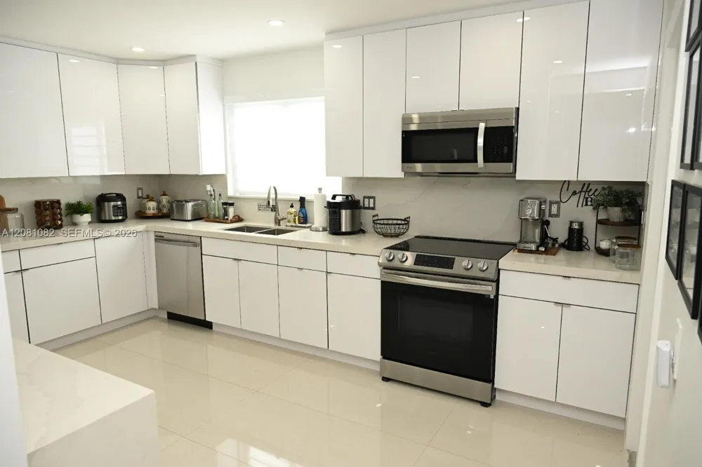850 W 51st Pl Hialeah, FL 33012