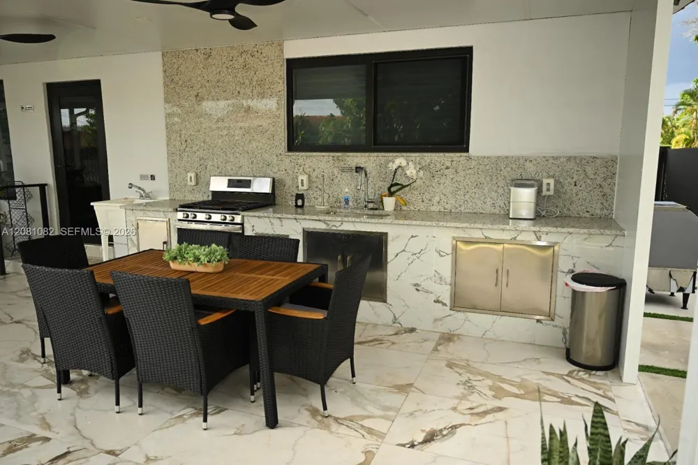 850 W 51st Pl Hialeah, FL 33012
