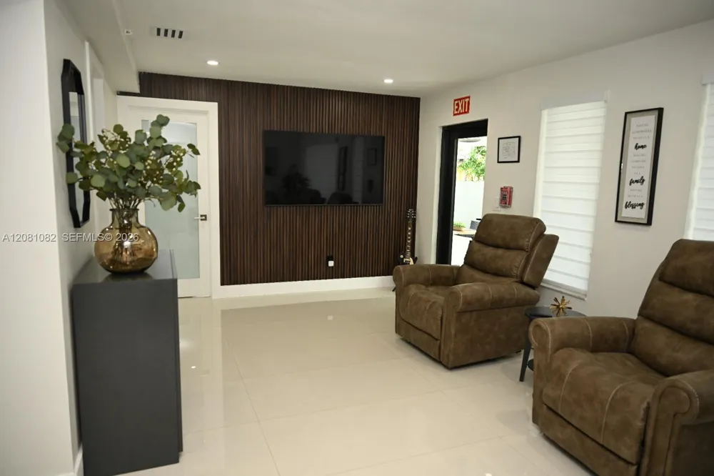 850 W 51st Pl Hialeah, FL 33012