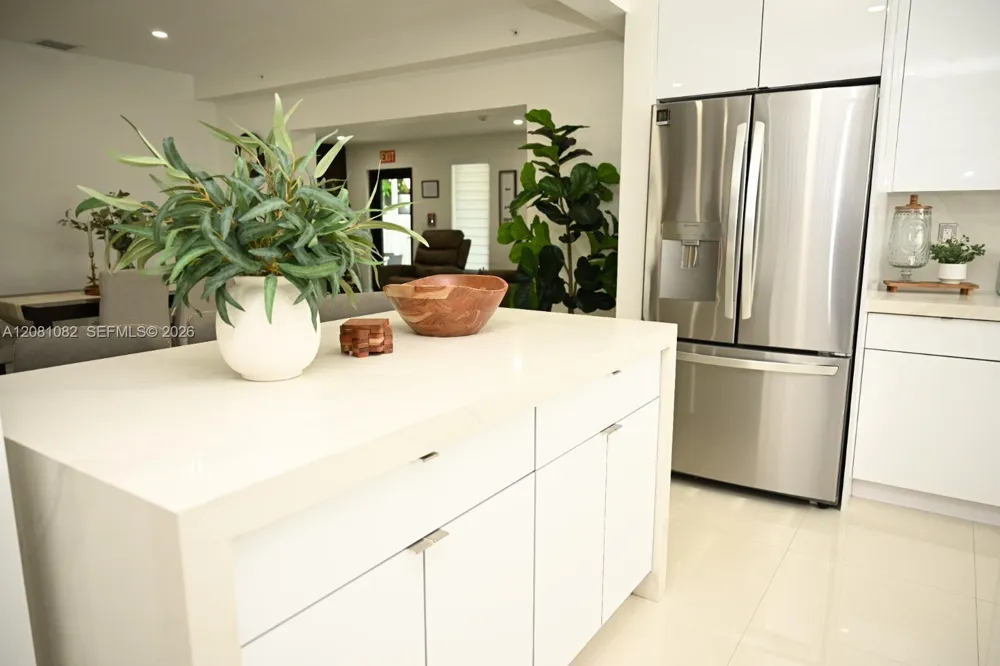 850 W 51st Pl Hialeah, FL 33012