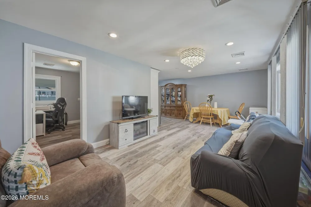 328 Mizzen Avenue Beachwood, NJ 08722