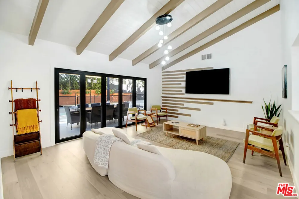 23209 Bigler Street Woodland Hills, CA 91364