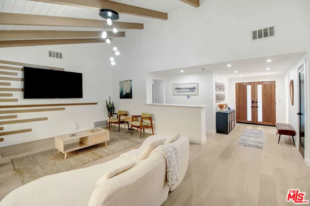 23209 Bigler Street Woodland Hills, CA 91364