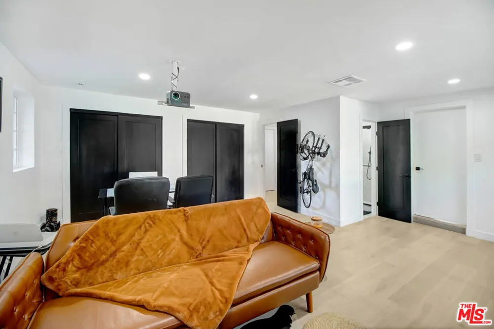 23209 Bigler Street Woodland Hills, CA 91364