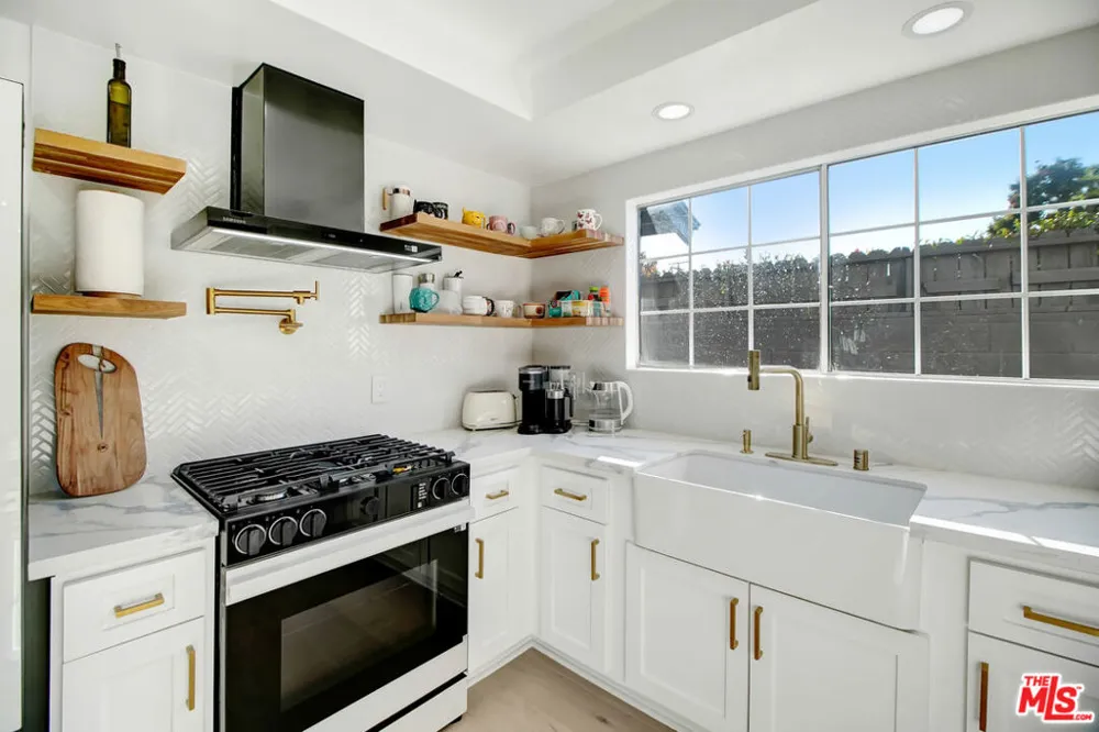 23209 Bigler Street Woodland Hills, CA 91364