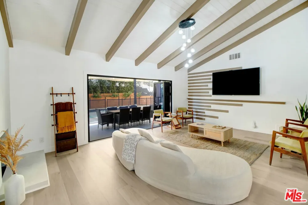 23209 Bigler Street Woodland Hills, CA 91364
