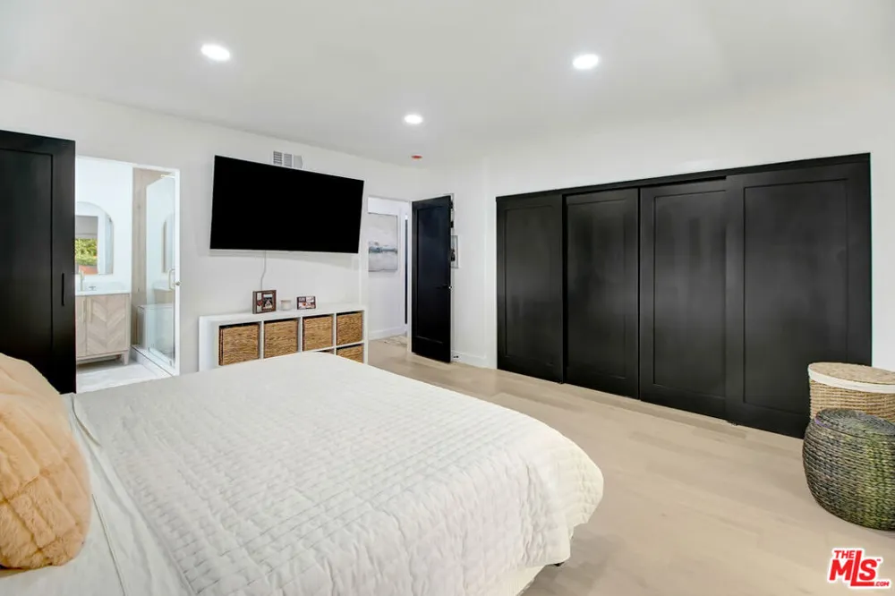 23209 Bigler Street Woodland Hills, CA 91364