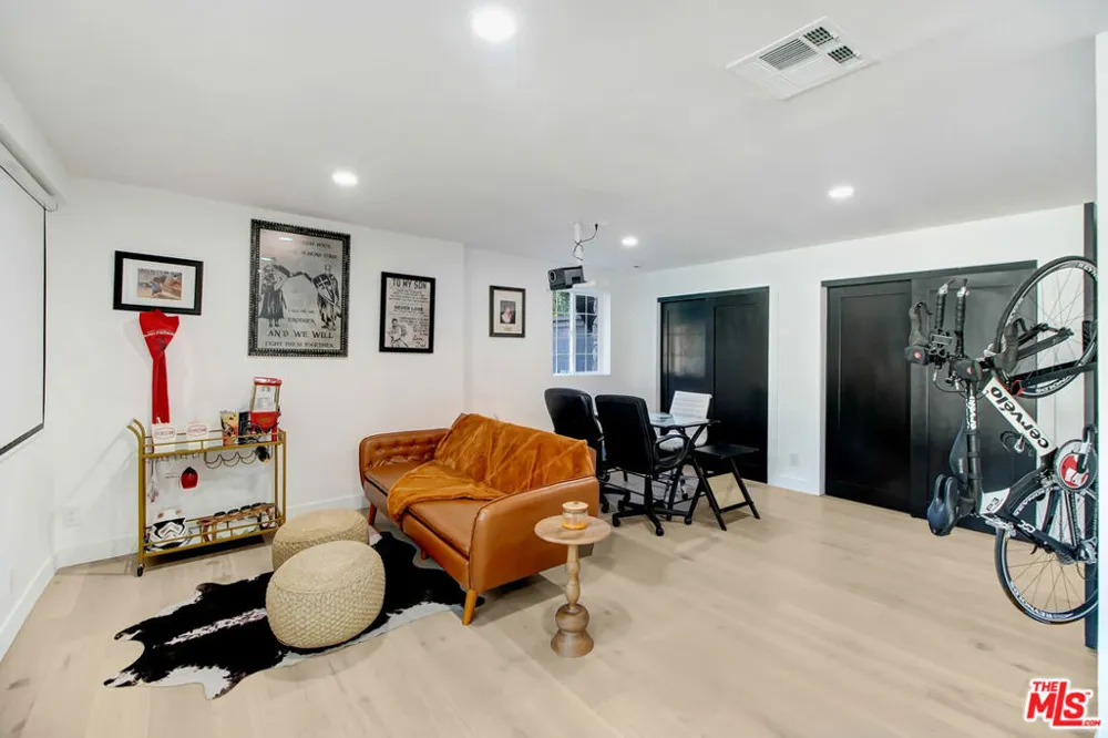 23209 Bigler Street Woodland Hills, CA 91364