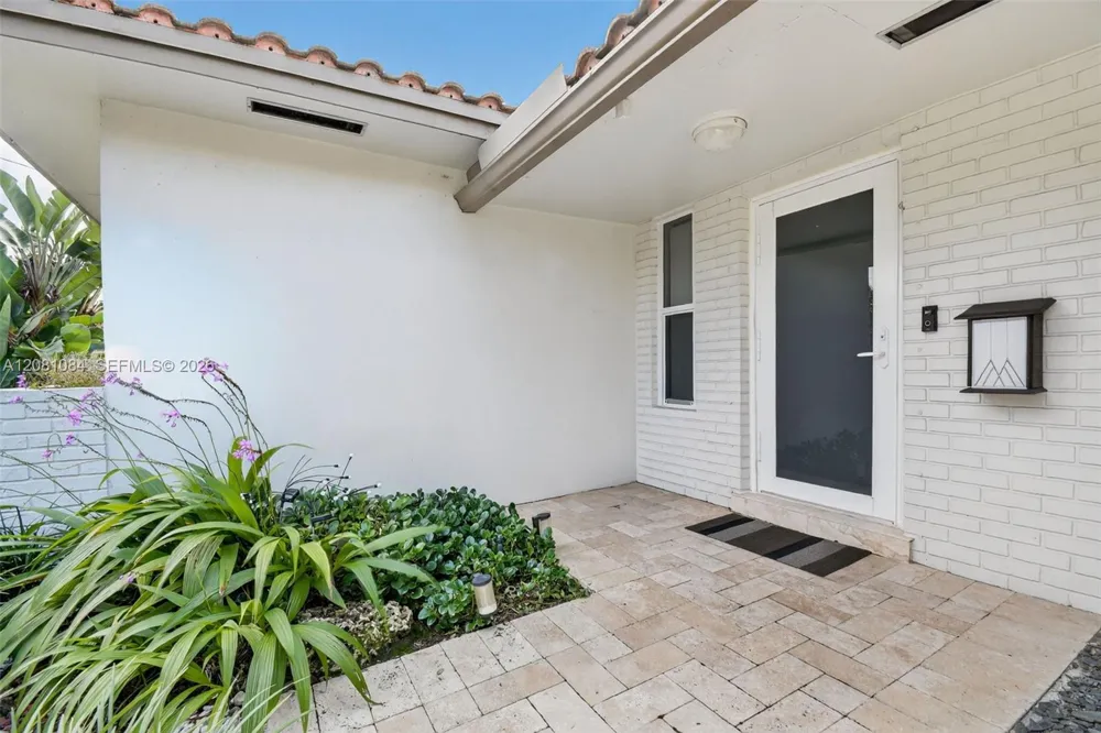 20610 NE 22nd Ct Miami, FL 33180