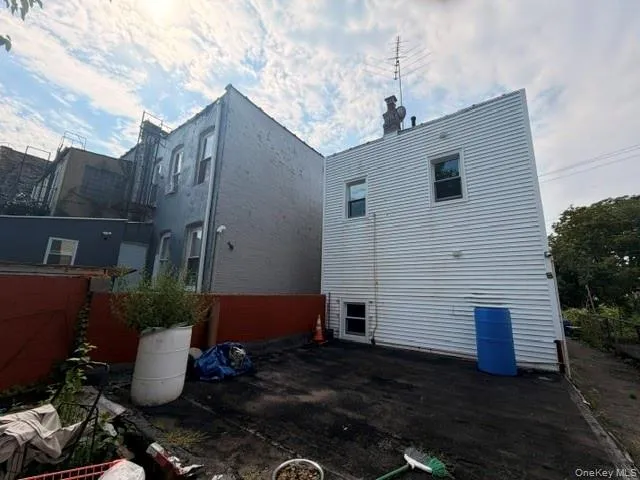 1041 E 216th Street Bronx, NY 10469