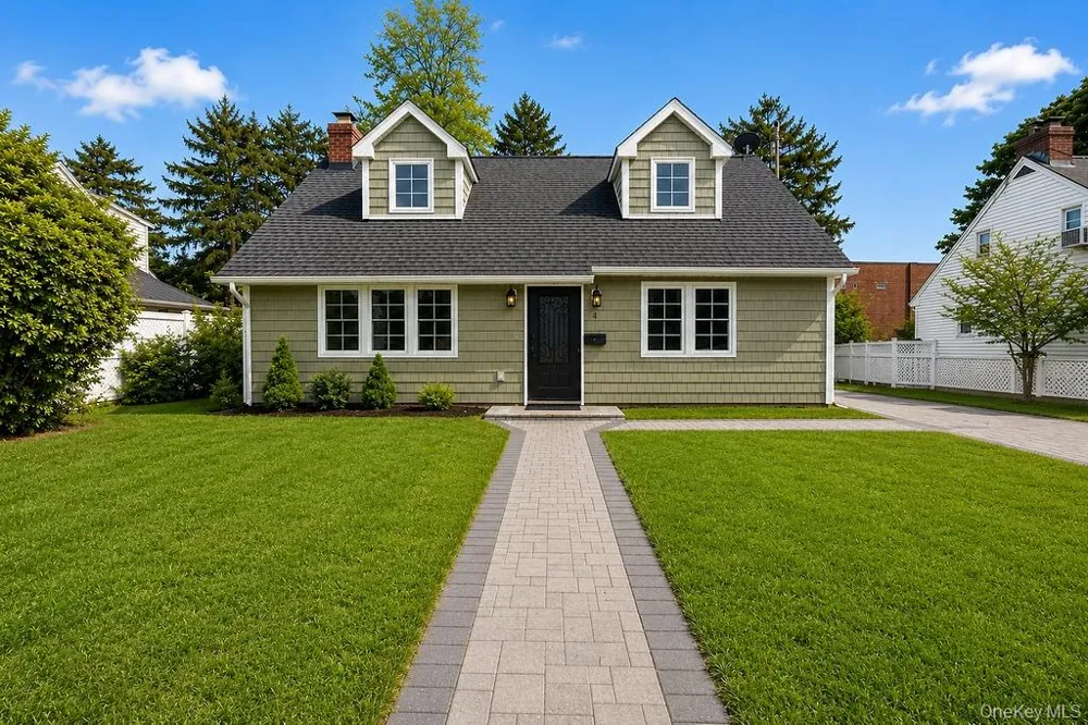 4 E Gate Copiague, NY 11726