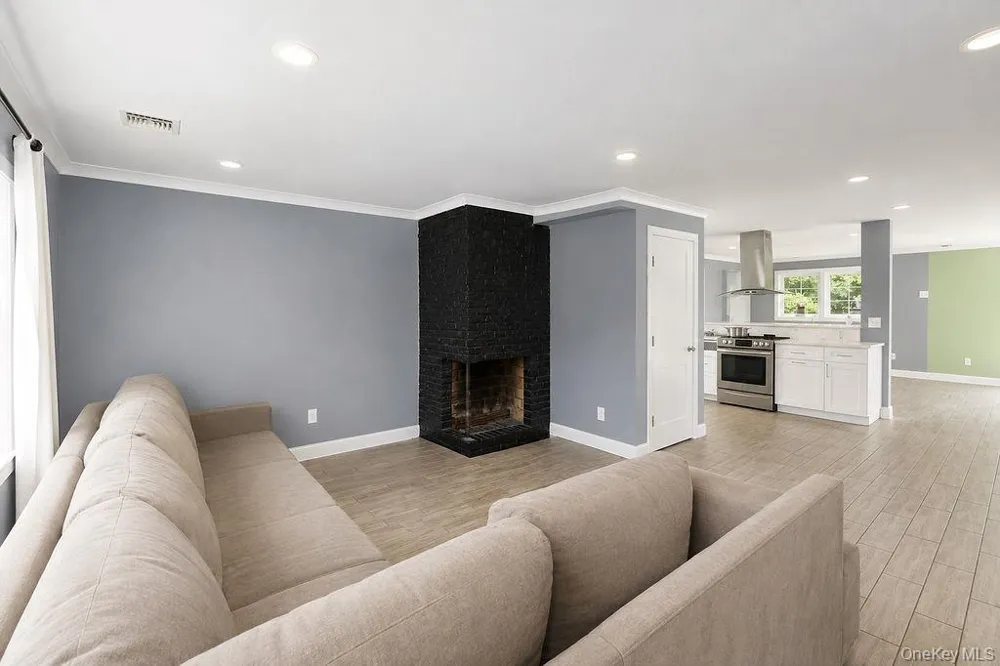 4 E Gate Copiague, NY 11726