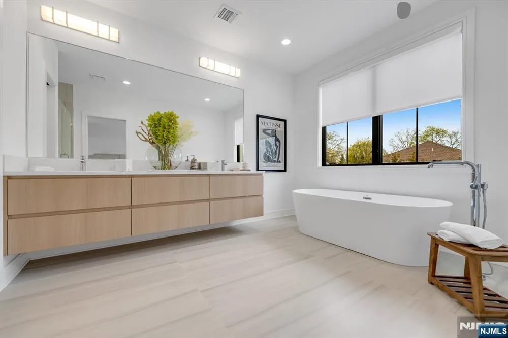 31 Feldman Court Paramus, NJ 07652