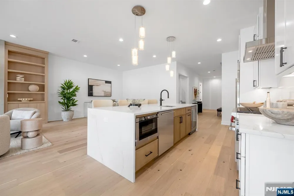 31 Feldman Court Paramus, NJ 07652