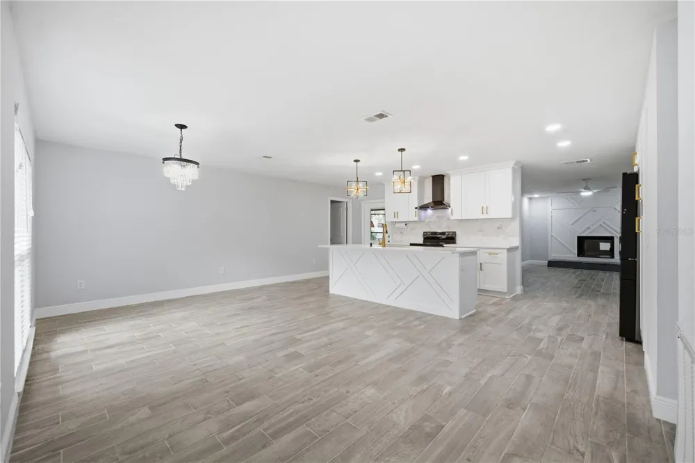 2005 RUSSELL DRIVE Tampa, FL 33618