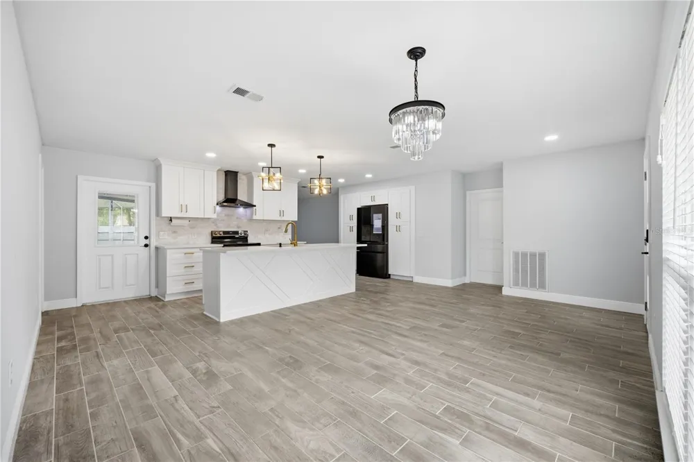 2005 RUSSELL DRIVE Tampa, FL 33618