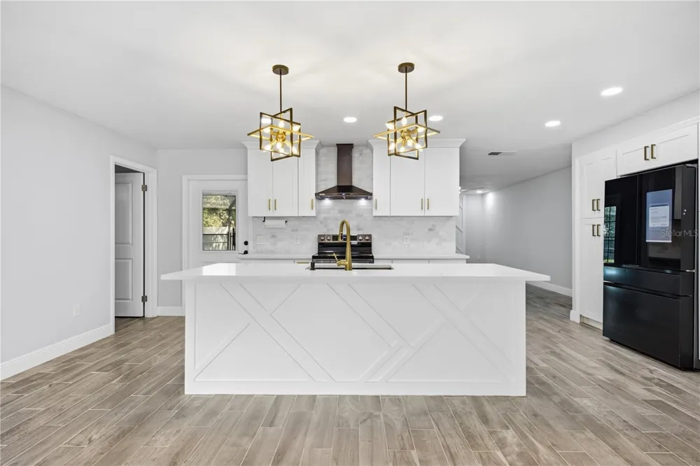 2005 RUSSELL DRIVE Tampa, FL 33618
