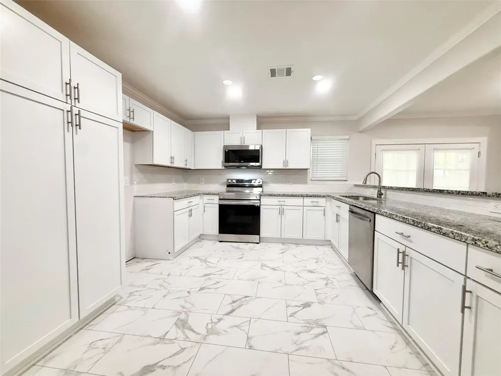 306 Wisteria Street Lake Jackson, TX 77566