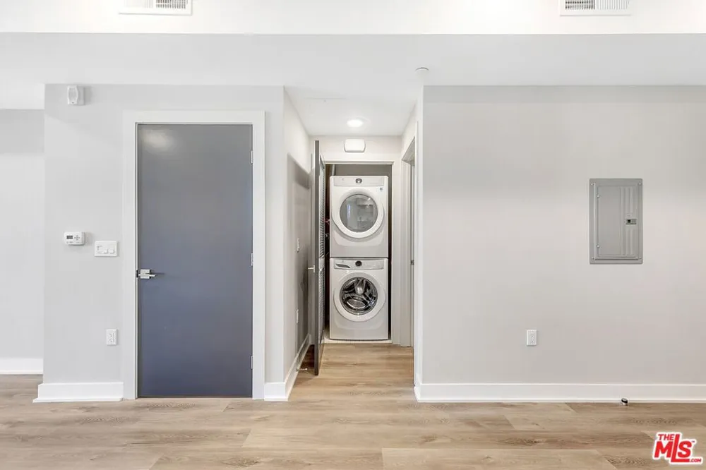 11050 Hartsook #306 North Hollywood, CA 91601