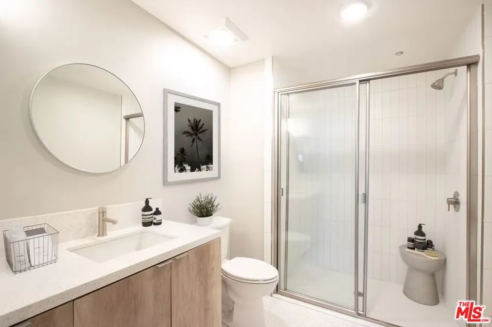 11050 Hartsook #306 North Hollywood, CA 91601