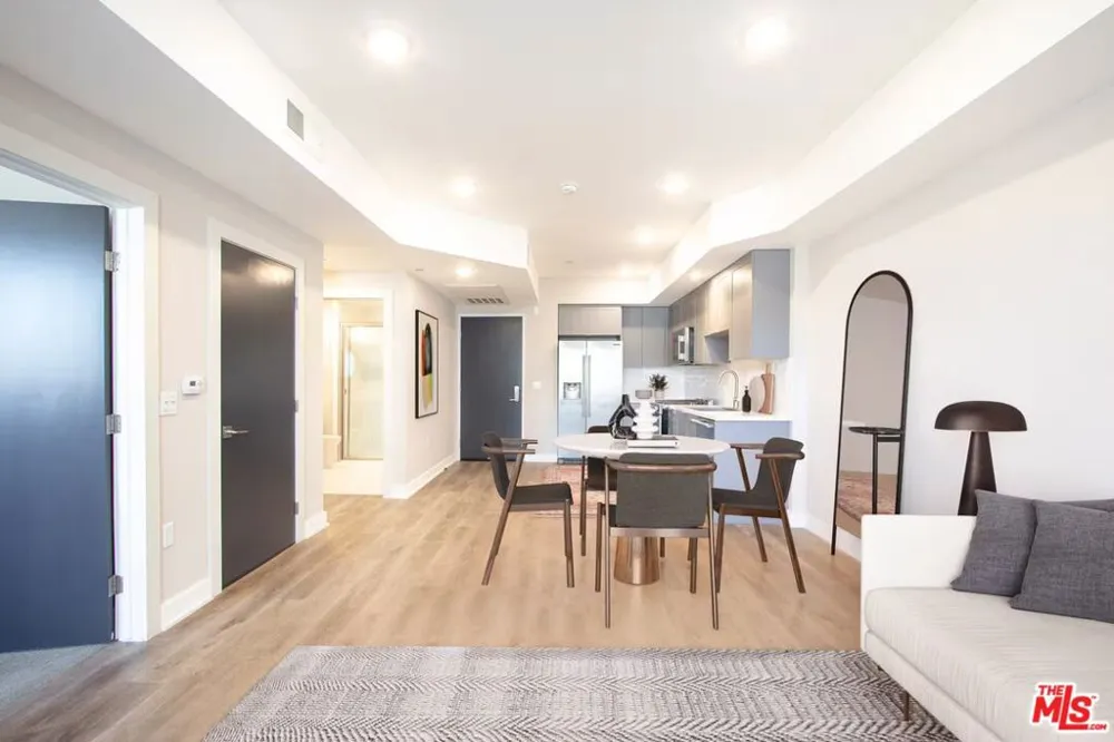 11050 Hartsook #306 North Hollywood, CA 91601