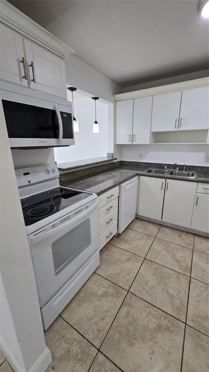 15205 NE 6TH AVENUE #D206 Miami, FL 33162