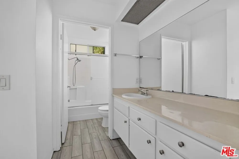 1931 Malcolm Avenue #204 Los Angeles, CA 90025
