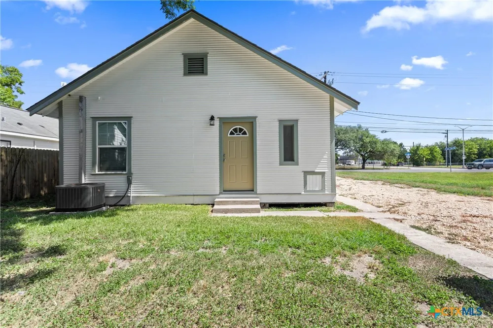 1903 E North Street Victoria, TX 77901