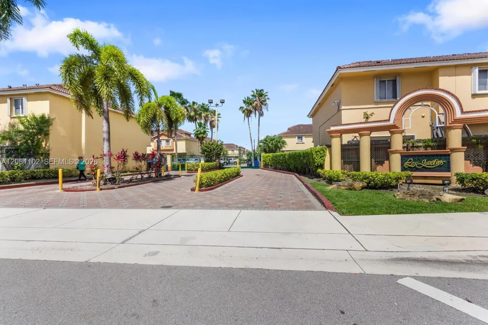8210 NW 10th St #4 Miami, FL 33126