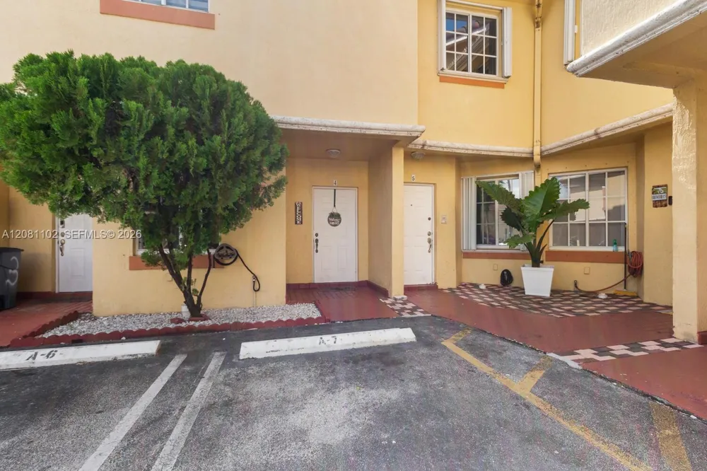 8210 NW 10th St #4 Miami, FL 33126