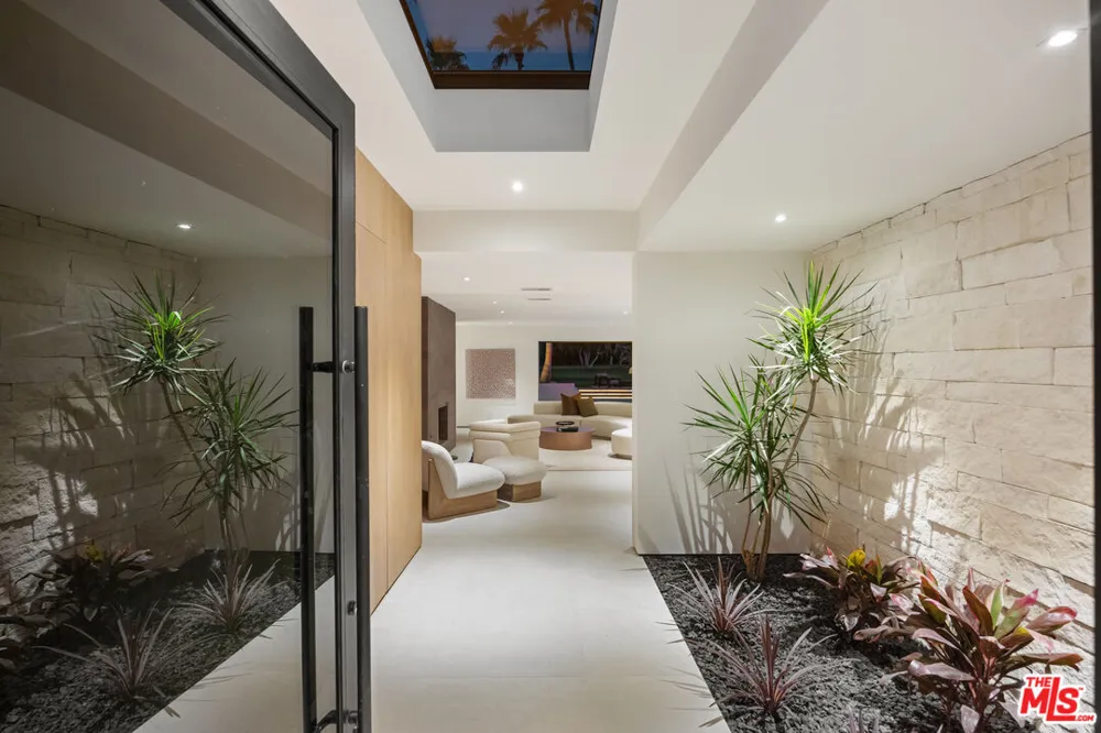 483 E Santiago Way Palm Springs, CA 92264