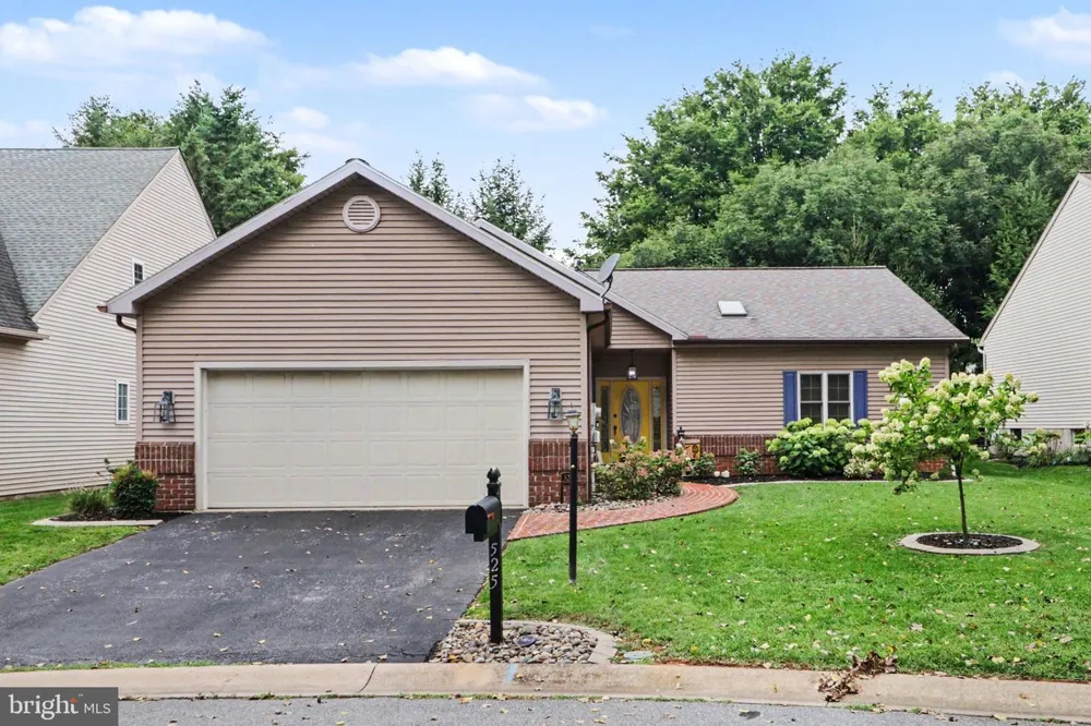 525 WATERSIDE CIRCLE Lebanon, PA 17042
